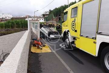 Un turismo vuelca a la salida de Tara (Foto TA)
